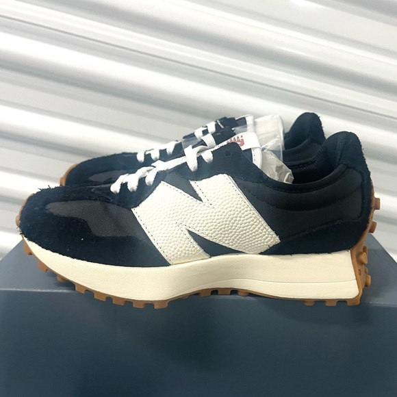 NEW BALANCE 327 WomenS Sneakers Shoes Black/White Leather Logo size 8.5 - Picture 8 of 14